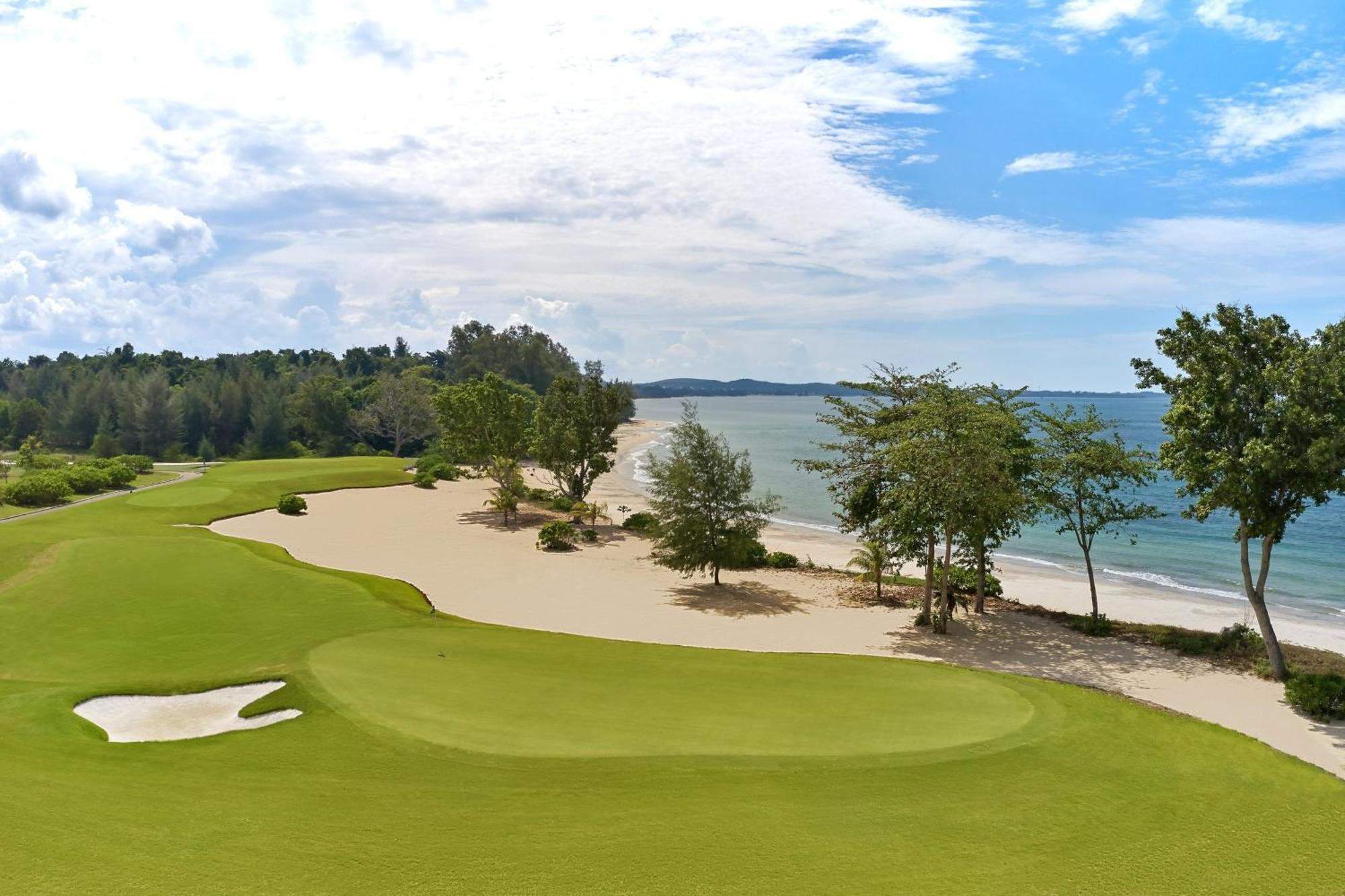 The Westin Desaru Coast Resort Exterior photo The 18th green at the Straits Course